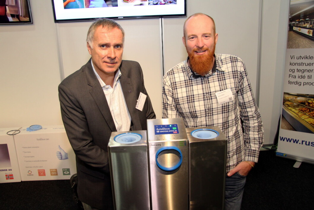 Ecocentric Innovation, her representert ved Monty Hatfield (til høyre), har utviklet AutoGlove, en innovasjon for storkjøkkenbransjen. Det er Rustfrie Bergh, her daglig leder Øivind Bergh, som skal produsere og selge produktet i Norge. (Foto: Morten Holt) Ecocentric Innovation, her representert ved Monty Hatfield (til høyre), har utviklet AutoGlove, en innovasjon for storkjøkkenbransjen. Det er Rustfrie Bergh, her daglig leder Øivind Bergh, som skal produsere og selge produktet i Norge. (Foto: Morten Holt)