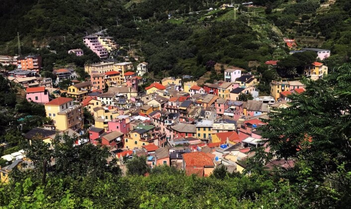 Fra den gamle delen av Monterosso al Mare. Hotellet L’Antica Terrazza ligger omtrent midt i bildet. (Foto: Morten Holt) Fra den gamle delen av Monterosso al Mare. Hotellet L’Antica Terrazza ligger omtrent midt i bildet. (Foto: Morten Holt)