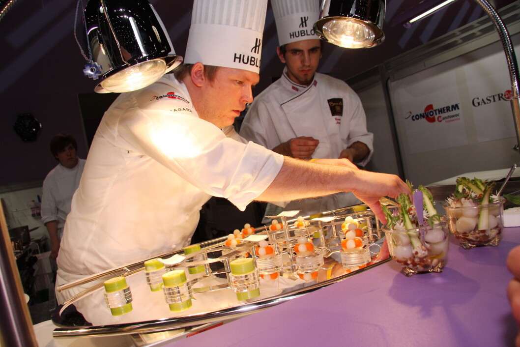 Gunnar Hvarnes i aksjon i Bocuse d'Or for noen år tilbake. Bak hans commis Filip A. Bendi. (Arkivfoto: Morten Holt) Gunnar Hvarnes i aksjon i Bocuse d'Or for noen år tilbake. Bak hans commis Filip A. Bendi. (Arkivfoto: Morten Holt)