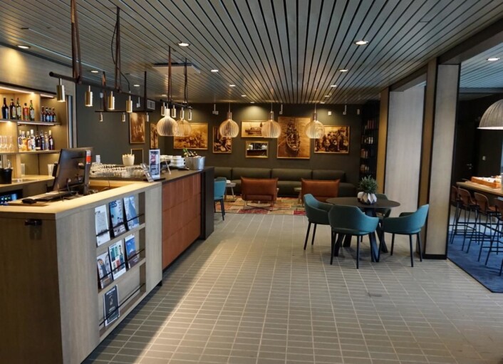 Fra lobbyen og lobbybaren på Scandic Vestfjord Lofoten. (Foto: Scandic Hotels) Fra lobbyen og lobbybaren på Scandic Vestfjord Lofoten. (Foto: Scandic Hotels)