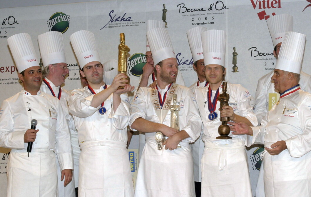 Tom Victor Gausdal tok sølv i Bocuse d'Or 2005, ett poeng bak Serge Vieira, men foran danske Rasmus Kofoed (til høyre), som senere har tatt både sølv og gull i den anerkjente kokkekonkurransen. Helt til venstre Jerome Bocuse, til høyre Paul Bocuse. (Foto: Arkiv) Tom Victor Gausdal tok sølv i Bocuse d'Or 2005, ett poeng bak Serge Vieira, men foran danske Rasmus Kofoed (til høyre), som senere har tatt både sølv og gull i den anerkjente kokkekonkurransen. Helt til venstre Jerome Bocuse, til høyre Paul Bocuse. (Foto: Arkiv)