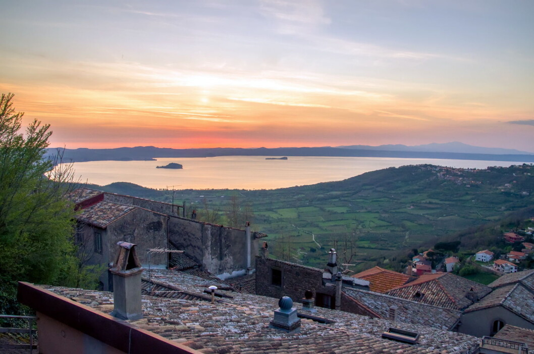 Utsikt mot Bolsenasjøen fra Montefiascone. (Foto: Colourbox.com) Utsikt mot Bolsenasjøen fra Montefiascone. (Foto: Colourbox.com)
