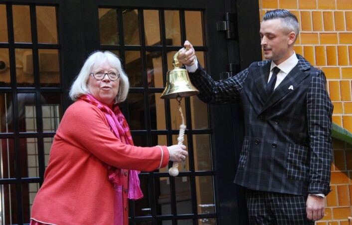 Byantikvar Janne Wilberg ringte i skipsklokka sammen med hotelldirektør Wilhelm Hartwig. (Foto: Morten Holt) Byantikvar Janne Wilberg ringte i skipsklokka sammen med hotelldirektør Wilhelm Hartwig. (Foto: Morten Holt)