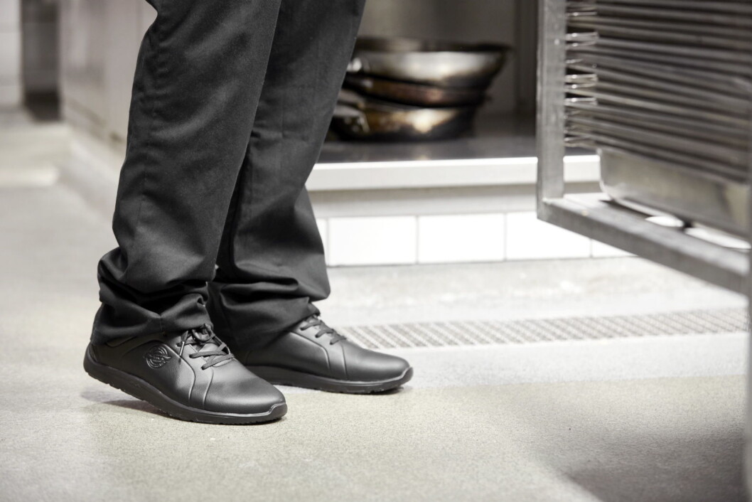 Den nye skoen Function fra Sika Footwear tilfredsstiller kravene til en god arbeidssko for alle kjøkkenansatte. (Foto: Sika Footwear) Den nye skoen Function fra Sika Footwear tilfredsstiller kravene til en god arbeidssko for alle kjøkkenansatte. (Foto: Sika Footwear)