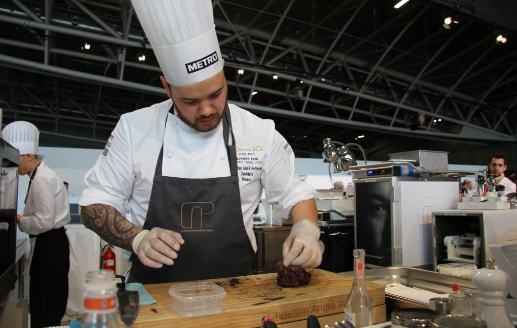 Christian A. Pettersen prøver å nå Bocuse d'Or nok en gang. Her fra Bocuse d'Or Europe i Torino i fjor, der han vant overlegent. (Foto: Morten Holt) Christian A. Pettersen prøver å nå Bocuse d'Or nok en gang. Her fra Bocuse d'Or Europe i Torino i fjor, der han vant overlegent. (Foto: Morten Holt)