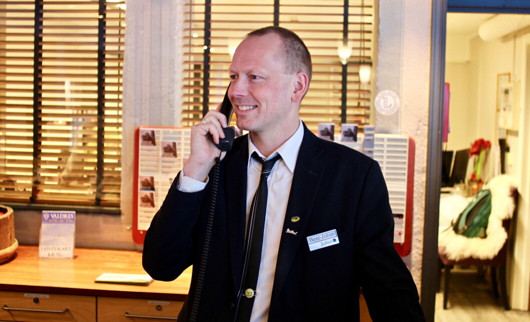 Bent-Johan Pakarinen i en noe mer avslappet posisjon bak resepsjonsdisken på Radisson Blu på Beitostølen. (Foto: DestinasjonsKirurgene) Bent-Johan Pakarinen i en noe mer avslappet posisjon bak resepsjonsdisken på Radisson Blu på Beitostølen. (Foto: DestinasjonsKirurgene)