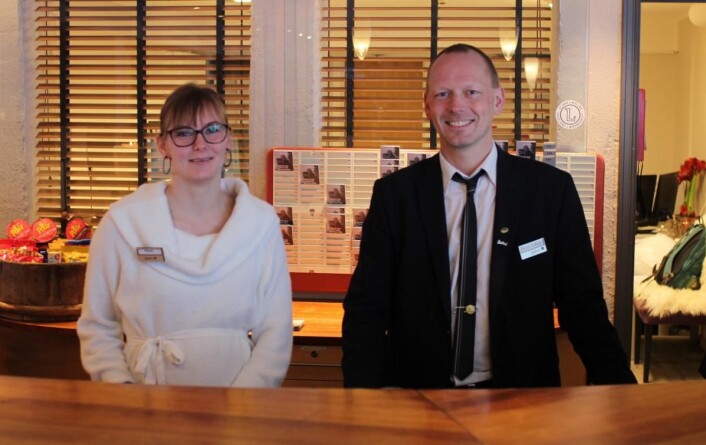 Bent-Johan Pakarinen på jobb bak resepsjonsdisken på Radisson Blu på Beitostølen, her sammen med resepsjonist-kollega Marie Bjørneseth. (Foto: DestinasjonsKirurgene) Bent-Johan Pakarinen på jobb bak resepsjonsdisken på Radisson Blu på Beitostølen, her sammen med resepsjonist-kollega Marie Bjørneseth. (Foto: DestinasjonsKirurgene)