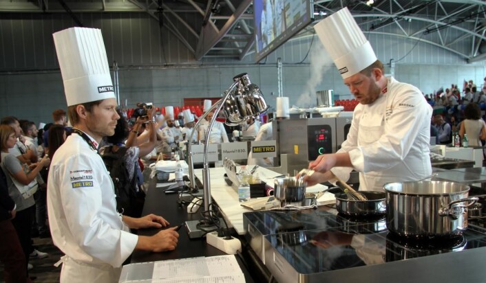 Rasmus Kofoed (til venstre ) vant i sitt tredje forsøk, og styrte senere Kenneth Toft-Hansen (til høyre) til Bocuse d'Or-gull. (Foto: Heidi Fjelland) Rasmus Kofoed (til venstre ) vant i sitt tredje forsøk, og styrte senere Kenneth Toft-Hansen (til høyre) til Bocuse d'Or-gull. (Foto: Heidi Fjelland)