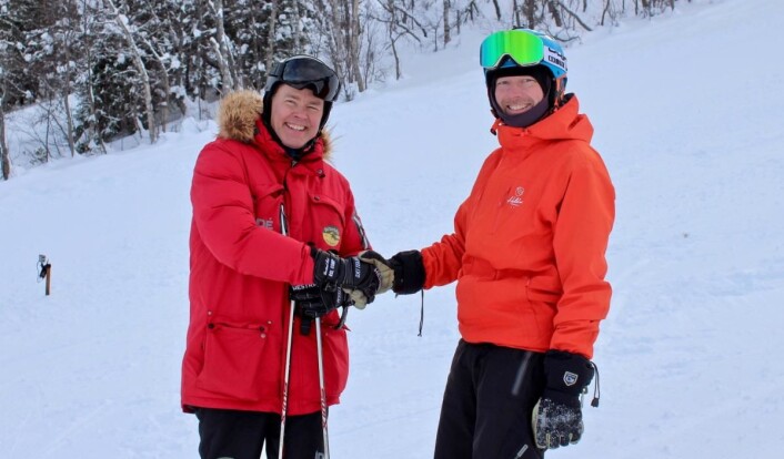 Bent-Johan Pakarinen hilser på sin sjef Atle Hovi, alpinbakken i Raudalen, der Atle & co hadde satt opp fartsmåler for å sjekke formen til den fartsglade resepsjonisten. Det ble litt over 120 km/t på snowboard denne dagen. (Foto: DestinasjonsKirurgene) Bent-Johan Pakarinen hilser på sin sjef Atle Hovi, alpinbakken i Raudalen, der Atle & co hadde satt opp fartsmåler for å sjekke formen til den fartsglade resepsjonisten. Det ble litt over 120 km/t på snowboard denne dagen. (Foto: DestinasjonsKirurgene)