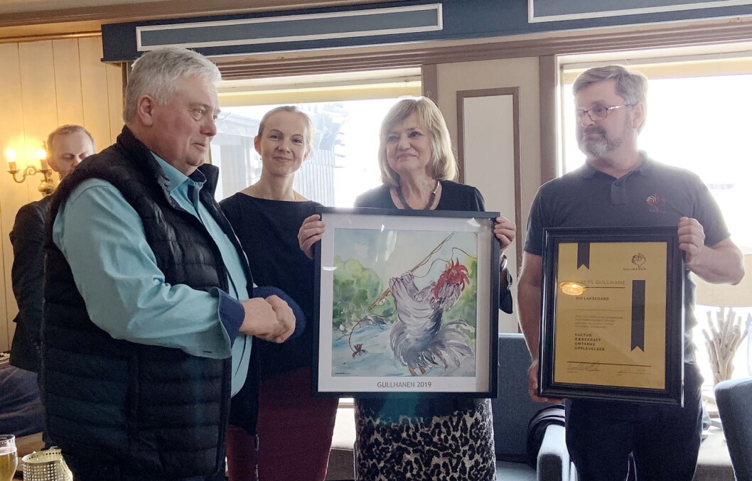 «Årets GullHane 2019» til Mo laksegard og fra venstre Bjørn Moe. Videre jurymedlemmene Torunn Tronsvang og Elisabeth Heyerdahl Refsum, og daglig leder for Hanen, Bernt Bucher Johannessen. (Foto: Hanen) «Årets GullHane 2019» til Mo laksegard og fra venstre Bjørn Moe. Videre jurymedlemmene Torunn Tronsvang og Elisabeth Heyerdahl Refsum, og daglig leder for Hanen, Bernt Bucher Johannessen. (Foto: Hanen)