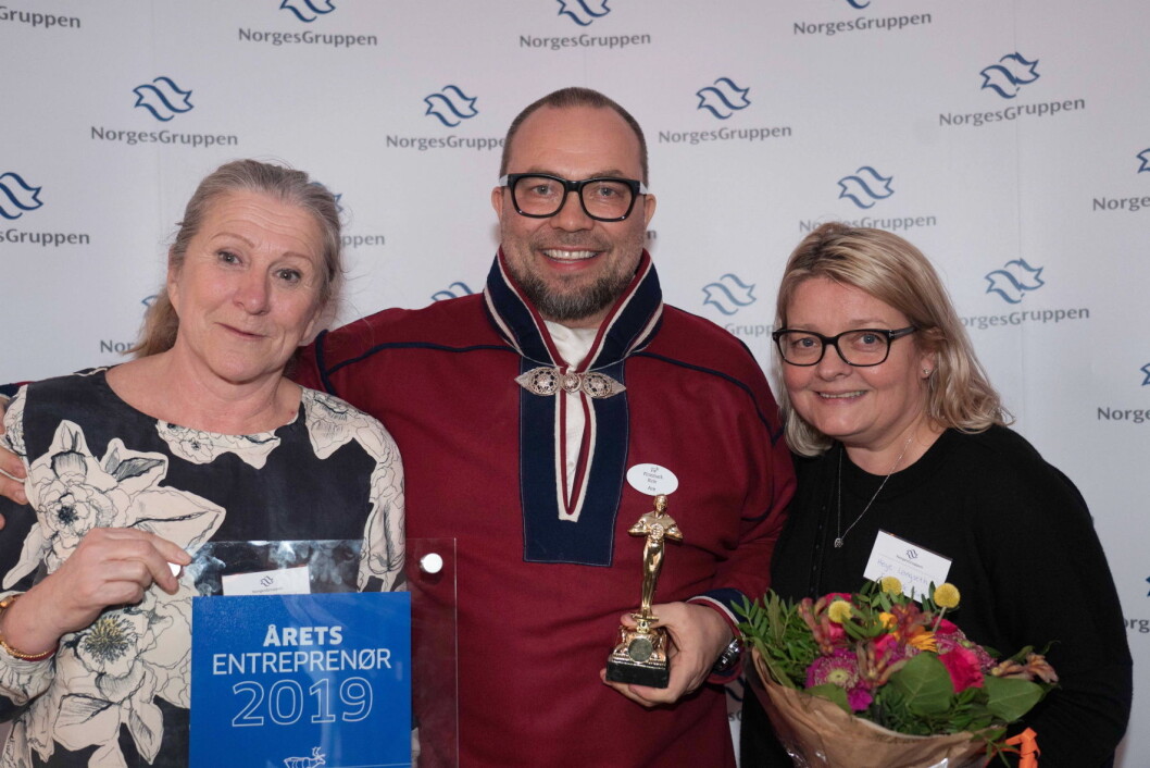 Finnmark Rein kåret til årets entreprenør av NorgesGruppen. Fra venstre Gro Wamstad, Are Smuk Figved og Hege Langseth. Finnmark Rein kåret til årets entreprenør av NorgesGruppen. Fra venstre Gro Wamstad, Are Smuk Figved og Hege Langseth.