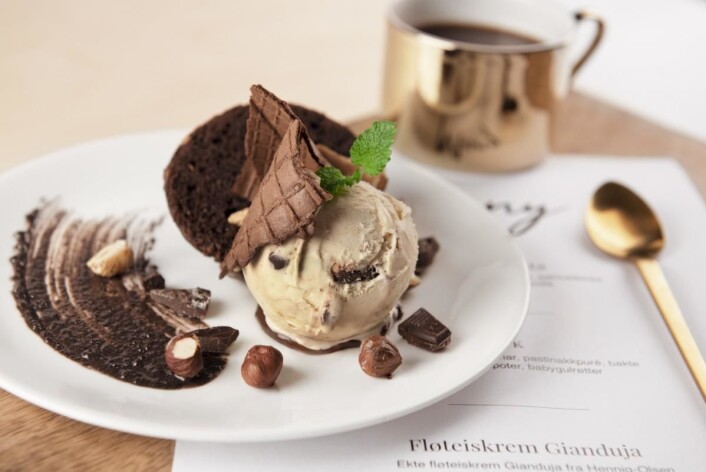 Gianduja Sjokolade-Hasselnøtt kuleis. Gianduja Sjokolade-Hasselnøtt kuleis.