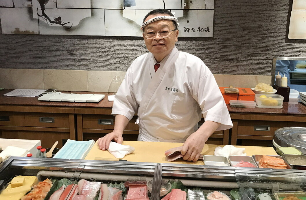 Norsk laks har blitt favoritt-toppingen for mange japanske sushi- toppkokker – med Masayoshi Kazato i spissen. (Foto: Christina Neumann/Norges sjømatråd) Norsk laks har blitt favoritt-toppingen for mange japanske sushi- toppkokker – med Masayoshi Kazato i spissen. (Foto: Christina Neumann/Norges sjømatråd)