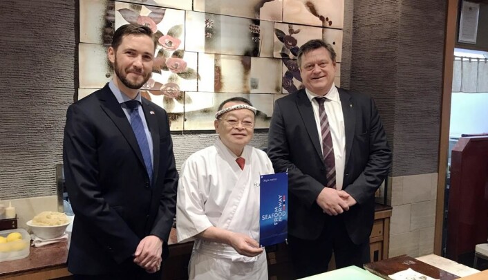 Sjømatrådets utsending i Japan Gunvar L. Wie (fra venstre), Masayoshi Kazato og fiskeriminister Harald T. Nesvik. (Foto: Christina Neumann/Norges sjømatråd) Sjømatrådets utsending i Japan Gunvar L. Wie (fra venstre), Masayoshi Kazato og fiskeriminister Harald T. Nesvik. (Foto: Christina Neumann/Norges sjømatråd)