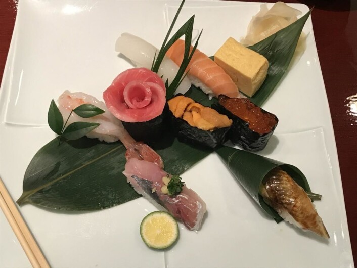 Norsk laks er favoritt-topping når japanske sushimestere lager sushi. (Foto: Christina Neumann/Norges sjømatråd) Norsk laks er favoritt-topping når japanske sushimestere lager sushi. (Foto: Christina Neumann/Norges sjømatråd)