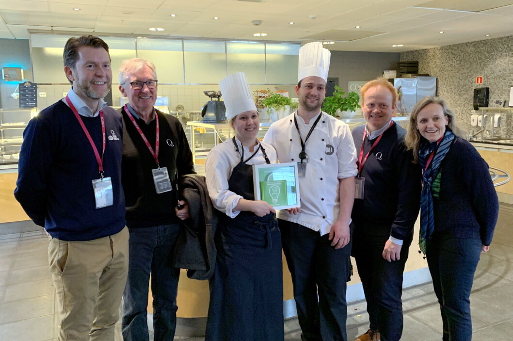 Matredderpris til kjøkkenteamet på Coors sentralkjøkken på Forus Fra venstre Ove Jarland Røed (salgssjef foodservice), Bent Myrdahl (Q-sjef), Erica Espedal (kjøkkensjef), Sindre Arnesen (soussjef), Pål Rasmussen (produktsjef melk) og Mette Nygård Havre (daglig leder «Grønne verdier»). (Foto: Coor) Matredderpris til kjøkkenteamet på Coors sentralkjøkken på Forus Fra venstre Ove Jarland Røed (salgssjef foodservice), Bent Myrdahl (Q-sjef), Erica Espedal (kjøkkensjef), Sindre Arnesen (soussjef), Pål Rasmussen (produktsjef melk) og Mette Nygård Havre (daglig leder «Grønne verdier»). (Foto: Coor)