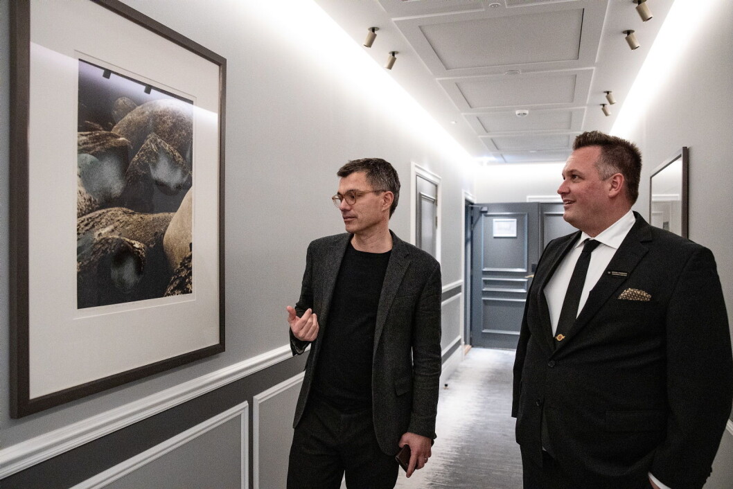 Hotelldirektør Mikael Forselius (til høyre) sammen med direktør Johan Börjesson ved Trondheim kunstmuseum. (Foto: Reitan-Gruppen) Hotelldirektør Mikael Forselius (til høyre) sammen med direktør Johan Börjesson ved Trondheim kunstmuseum. (Foto: Reitan-Gruppen)