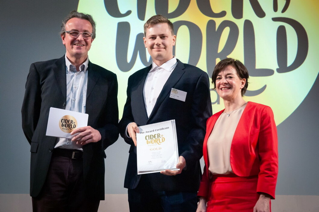Administrerende direktør i Apfelwein International UG, Michael Stökl (fra venstre) Peder Egge (Egge gård) og Christine Isensee-Kiesau (organisator Cider World). (Foto: Hanen) Administrerende direktør i Apfelwein International UG, Michael Stökl (fra venstre) Peder Egge (Egge gård) og Christine Isensee-Kiesau (organisator Cider World). (Foto: Hanen)