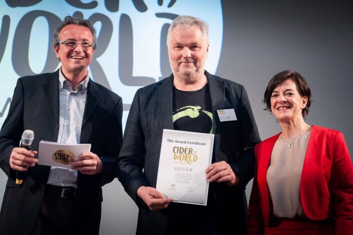 Administrerende direktør i Apfelwein International UG, Michael Stökl (fra venstre) Asbjørn Børsheim (Ulvik Frukt & Cideri) og Christine Isensee-Kiesau (organisator Cider World). (Foto: Hanen) Administrerende direktør i Apfelwein International UG, Michael Stökl (fra venstre) Asbjørn Børsheim (Ulvik Frukt & Cideri) og Christine Isensee-Kiesau (organisator Cider World). (Foto: Hanen)