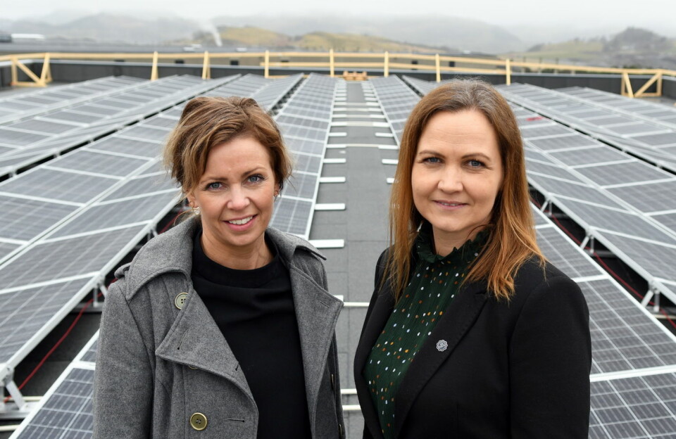 Daglig leder Guro Espeland (til venstre) og markeds- og bærekraftansvarlig Gry Surdal Espeland ved solcellepanelene på taket. (Foto: Brand Studio)