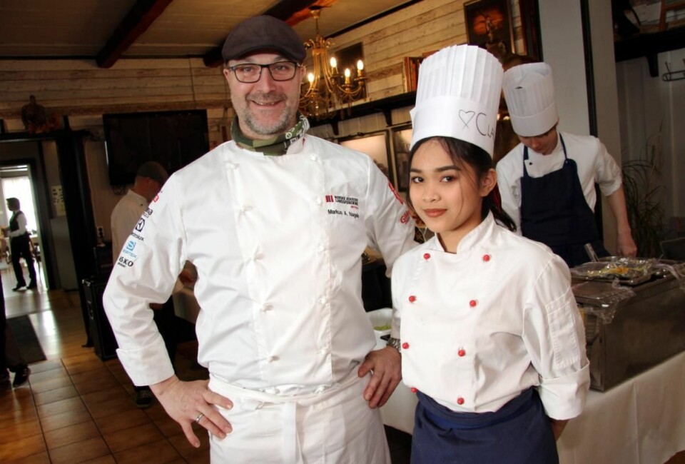 Restauranteier Markus Nagele med en av elevene som var med i «Restaurant Take Over», Claudine Abonales Adoray. (Foto: Morten Holt)