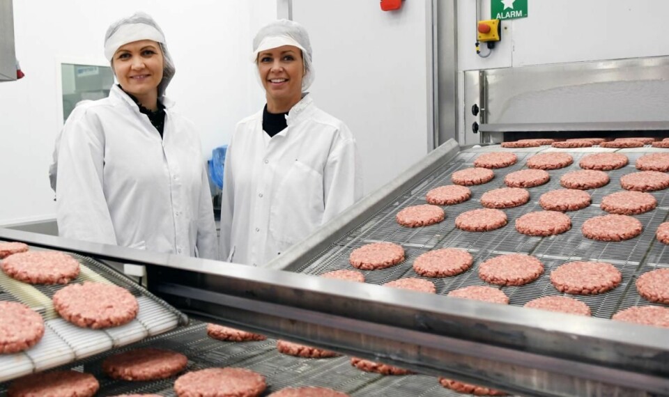 Daglig leder Guro Espeland (til høyre) og markeds- og bærekraftansvarlig Gry Surdal Espeland ved hamburgerlinjen. (Foto: Brand Studio)