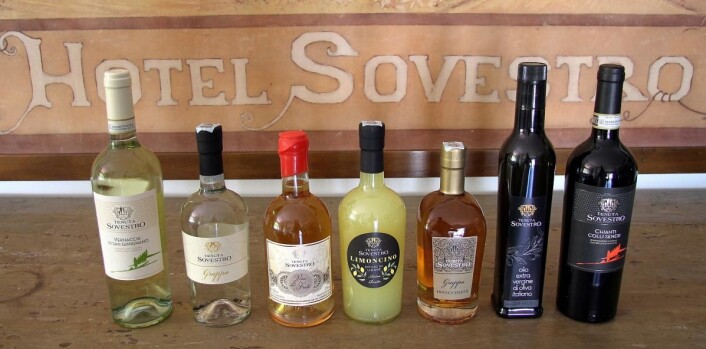 Hotel Sovestro produserer både vin, grappa, limoncino og olivenolje. (Foto: Morten Holt) Hotel Sovestro produserer både vin, grappa, limoncino og olivenolje. (Foto: Morten Holt)