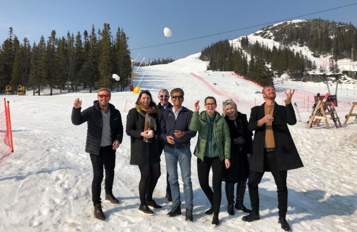 På Telemark Alpin/Telemark SuperSkis styremøte på fredag, på Gaustablikk Høyfjellshotell, meldte samtlige deltakere om fine snøforhold. Fra venstre Håvard Bjørke og Kristin Larsen (Rauland Skisenter), Per Hanstad (Lifjell Skisenter), Halvor Vinje og Stine Vinje (Haukelifjell Skisenter), Ane Johnsen (Gausta Skisenter) og Torben Andersen (Telemark Superski/Rauland Skisenter). (Foto: Telemark Alpin/Telemark Super Ski) På Telemark Alpin/Telemark SuperSkis styremøte på fredag, på Gaustablikk Høyfjellshotell, meldte samtlige deltakere om fine snøforhold. Fra venstre Håvard Bjørke og Kristin Larsen (Rauland Skisenter), Per Hanstad (Lifjell Skisenter), Halvor Vinje og Stine Vinje (Haukelifjell Skisenter), Ane Johnsen (Gausta Skisenter) og Torben Andersen (Telemark Superski/Rauland Skisenter). (Foto: Telemark Alpin/Telemark Super Ski)