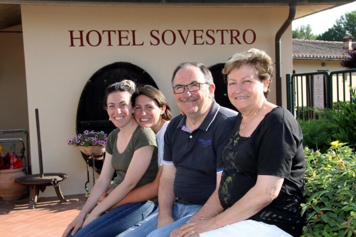 Familien Failli utenfor familiebedriften Hotel Sovestro; Fra venstre Barbara, Alessia Sergio og Lucia Failli. (Foto: Morten Holt) Familien Failli utenfor familiebedriften Hotel Sovestro; Fra venstre Barbara, Alessia Sergio og Lucia Failli. (Foto: Morten Holt)