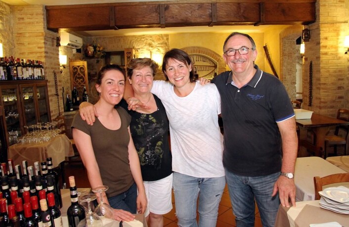 Familien Failli i den prisbelønte restauranten Da Pode. Fra venstre Barbara, Lucia, Alessia og Sergio Failli. (Foto: Morten Holt) Familien Failli i den prisbelønte restauranten Da Pode. Fra venstre Barbara, Lucia, Alessia og Sergio Failli. (Foto: Morten Holt)