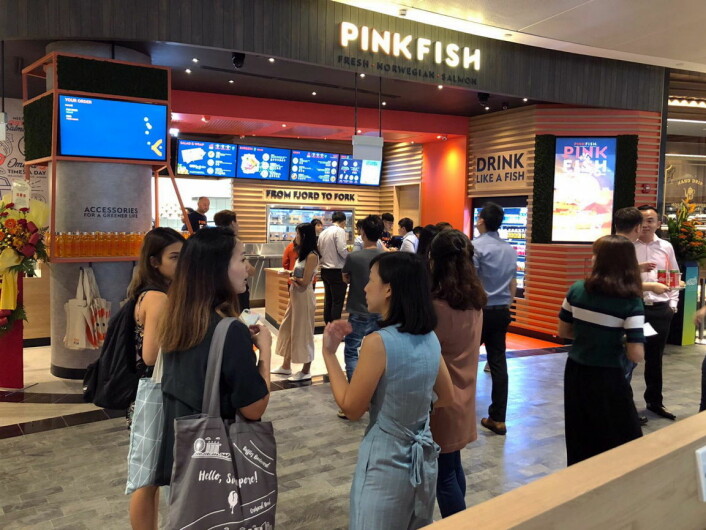 Full fart på åpningsdagen for Pink Fish i Singapore. (Foto: Pink Fish)