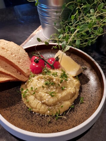 Fra veganbuffeen på Scandic Nidelven. Urtehummus fra Frosta, toppet med dulcia-tomater, sesam og sprøtt brød. (Foto: Scandic Hotels) Fra veganbuffeen på Scandic Nidelven. Urtehummus fra Frosta, toppet med dulcia-tomater, sesam og sprøtt brød. (Foto: Scandic Hotels)