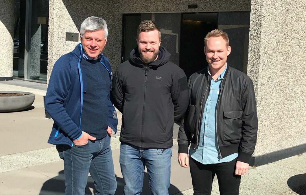 Fra venstre Morten Karlsen (NHO Reiseliv Innkjøpskjeden), Peter Levi Skogvang og Marius Alexander Gloppen Skavås fra Vaffelgutta AS. (Foto: NHO Reiseliv Innkjøpskjeden)