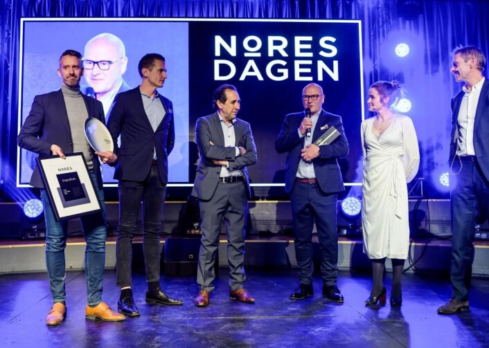«Årets leverandør» hos Nores: Engrosfrukt. Fra venstre: Hans Thomas Henriksen (Engrosfrukt kjedekontor), Trond Olaussen (Meum Frukt & Grønt), Renzo Faitelli (Eugen AS), Olav Slette (Engrosfrukt AS), Live Nelvik (konferansier) og Petter Ravik (Nores SA). (Foto: Nores) «Årets leverandør» hos Nores: Engrosfrukt. Fra venstre: Hans Thomas Henriksen (Engrosfrukt kjedekontor), Trond Olaussen (Meum Frukt & Grønt), Renzo Faitelli (Eugen AS), Olav Slette (Engrosfrukt AS), Live Nelvik (konferansier) og Petter Ravik (Nores SA). (Foto: Nores)