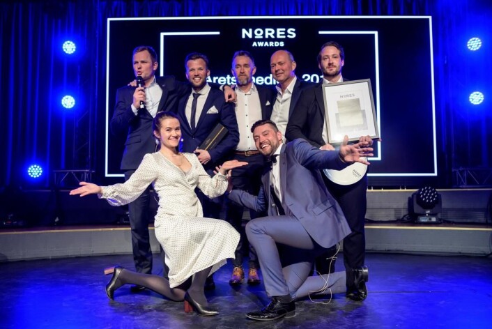 De glade vinnerne fra Vestlia Resort sammen med konferansier Live Nelvik og Erik Strøm fra Nores. (Foto: Nores) De glade vinnerne fra Vestlia Resort sammen med konferansier Live Nelvik og Erik Strøm fra Nores. (Foto: Nores)