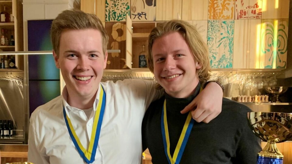 Kokkelærlingene Audun Blystad (t. v.) og Håvard Onsøyen tok gull i Nordisk mesterskap for kokk- og servitørlærlinger 2019. (Foto: NHO Reiseliv)