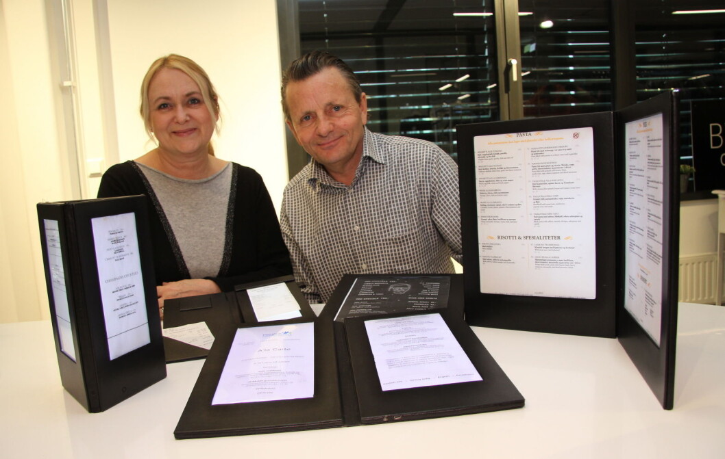 Laila Prestegård og Dag Oskar Kristoffersen med de lysende menyene – som nå lanseres i det norske horecamarkedet. (Foto: Morten Holt) Laila Prestegård og Dag Oskar Kristoffersen med de lysende menyene – som nå lanseres i det norske horecamarkedet. (Foto: Morten Holt)