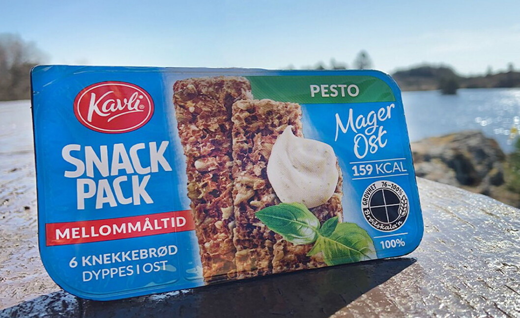 Kavli Snack Pack MagerOst Pesto kommer i en praktisk pakning og er fin å ha med på farten, eller tur. Seks sprø og fiberrike knekkebrød dyppes i MagerOst Pesto. (Foto: Kavli) Kavli Snack Pack MagerOst Pesto kommer i en praktisk pakning og er fin å ha med på farten, eller tur. Seks sprø og fiberrike knekkebrød dyppes i MagerOst Pesto. (Foto: Kavli)
