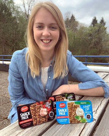 – Snack Pack MagerOst Pesto kombinerer god smak med en praktisk innpakning og et fornuftig næringsinnhold for dem som vil ta smarte valg på farten, sier produktsjef Sandra Gjester Hoel. (Foto: Kavli) – Snack Pack MagerOst Pesto kombinerer god smak med en praktisk innpakning og et fornuftig næringsinnhold for dem som vil ta smarte valg på farten, sier produktsjef Sandra Gjester Hoel. (Foto: Kavli)