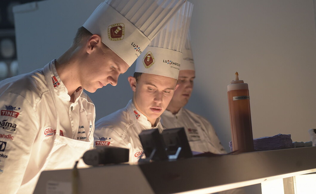 Vaaghals-kokk Aron Espeland er flyttet opp fra junior- til seniorlandslaget. (Foto: Eirik Nilssen, Matbyrået Impuls) Vaaghals-kokk Aron Espeland er flyttet opp fra junior- til seniorlandslaget. (Foto: Eirik Nilssen, Matbyrået Impuls)