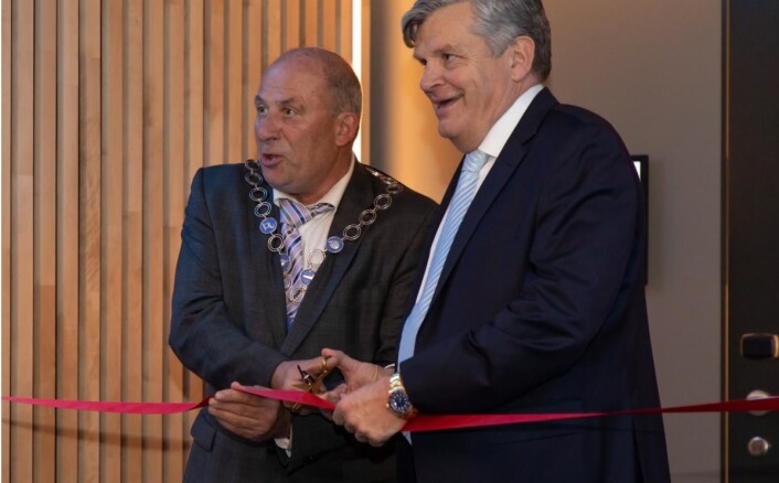 Ordfører i Sogndal, Jarle Aarvoll, klipper snora sammen med hotelldirektør Jørgen Christian Lindstrøm. (Foto: Gerhard Holm) Ordfører i Sogndal, Jarle Aarvoll, klipper snora sammen med hotelldirektør Jørgen Christian Lindstrøm. (Foto: Gerhard Holm)