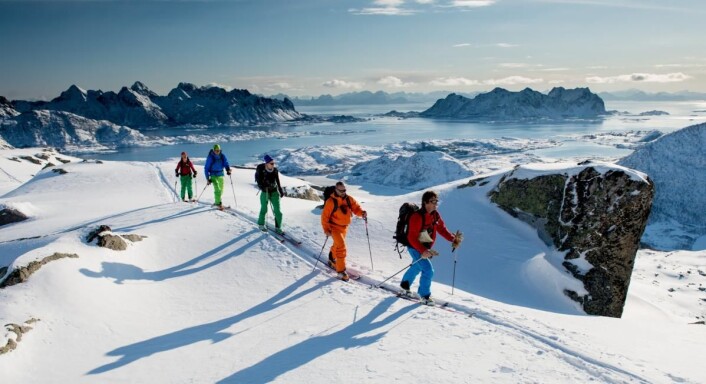 På tur i fjellene like nord for Svolvær, med Stormolla og Litlmolla i bakgrunnen. (Foto: Sverre Hjørnevik) På tur i fjellene like nord for Svolvær, med Stormolla og Litlmolla i bakgrunnen. (Foto: Sverre Hjørnevik)