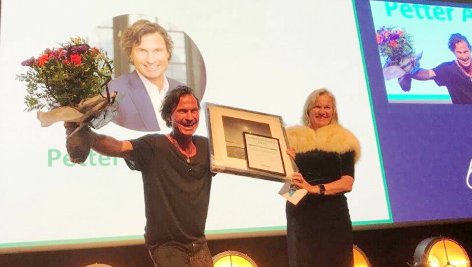 Petter A. Stordalen er tildelt NHO Reiselivs hederspris. Til høyre Kristin Krohn Devold. (Foto: NHO Reiseliv)