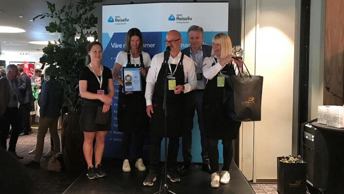 Culina er kåret til «Årets leverandør av non-food og tjenester 2019». Fra venstre: Alexandra Buan (kategorisjef for non-food og tjenester), Mette Wangen, kundekonsulent i Culina), Pål Byhring-Enger (salgssjef i Culina), Øyvind Frich (leder av innkjøpsutvalget i NHO Reiseliv Innkjøpskjeden) og Kathrine Starheim (markedssjef i Culina). (Foto: NHO Reiseliv) Culina er kåret til «Årets leverandør av non-food og tjenester 2019». Fra venstre: Alexandra Buan (kategorisjef for non-food og tjenester), Mette Wangen, kundekonsulent i Culina), Pål Byhring-Enger (salgssjef i Culina), Øyvind Frich (leder av innkjøpsutvalget i NHO Reiseliv Innkjøpskjeden) og Kathrine Starheim (markedssjef i Culina). (Foto: NHO Reiseliv)