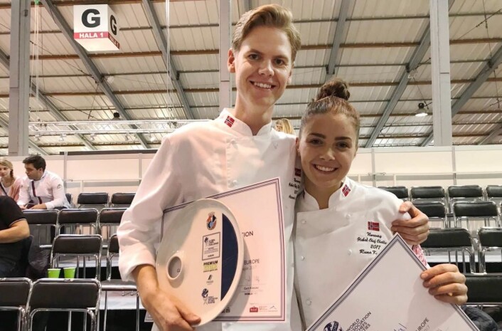 Aleksander Løkkeberg Vartdal, her sammen med Runa Kvendseth, er en av finalistene i Årets unge kokk 2019. (Foto: NKL) Aleksander Løkkeberg Vartdal, her sammen med Runa Kvendseth, er en av finalistene i Årets unge kokk 2019. (Foto: NKL)