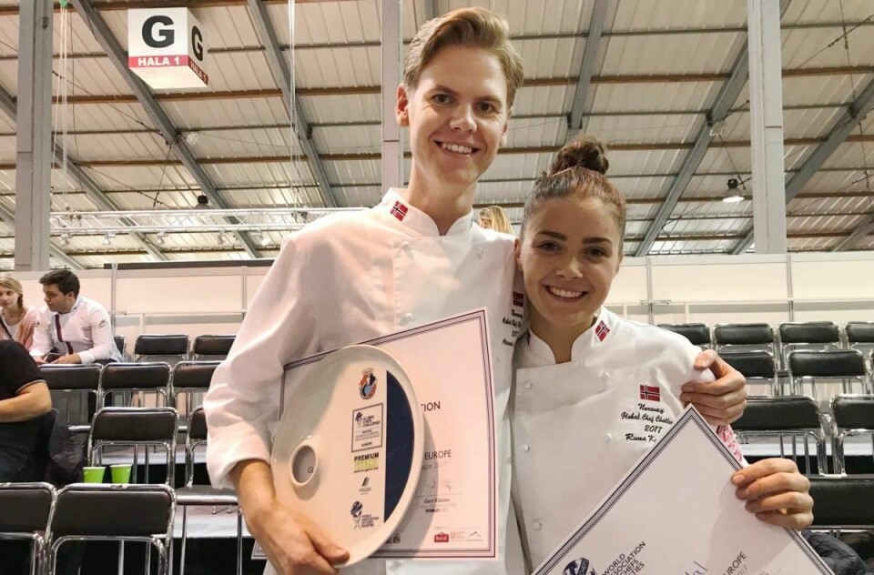 Aleksander Løkkeberg Vartdal, her sammen med Runa Kvendseth, er en av finalistene i Årets unge kokk 2019. (Foto: NKL)