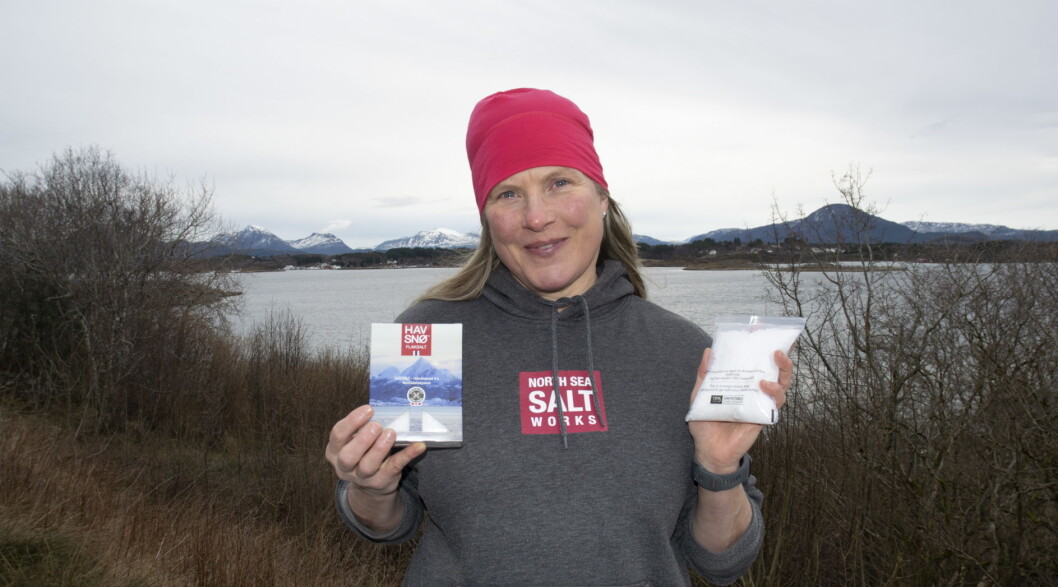 Saltmaker Michal Bietz Øverland er svært stolt av den nye forpakningen. (Foto: North Sea Salt Works) Saltmaker Michal Bietz Øverland er svært stolt av den nye forpakningen. (Foto: North Sea Salt Works)
