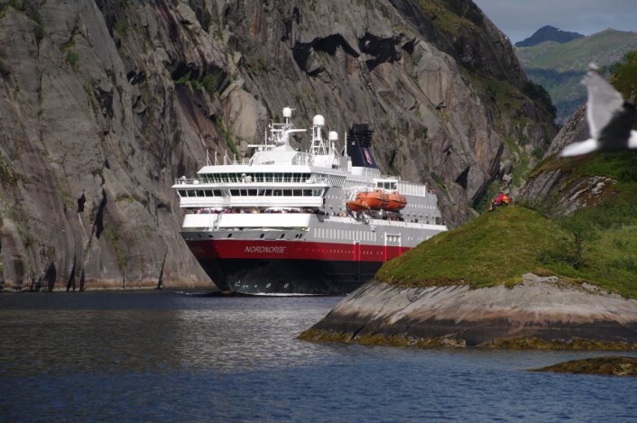 MS Nordnorge er ett av minst seks skip Hurtigruten skal oppgradere til å drives på en kombinasjon av batterier, naturgass (LNG) og biogass (LBG) - produsert av avfall som død fisk. (Foto: Ulf Hansson/Hurtigruten) MS Nordnorge er ett av minst seks skip Hurtigruten skal oppgradere til å drives på en kombinasjon av batterier, naturgass (LNG) og biogass (LBG) - produsert av avfall som død fisk. (Foto: Ulf Hansson/Hurtigruten)