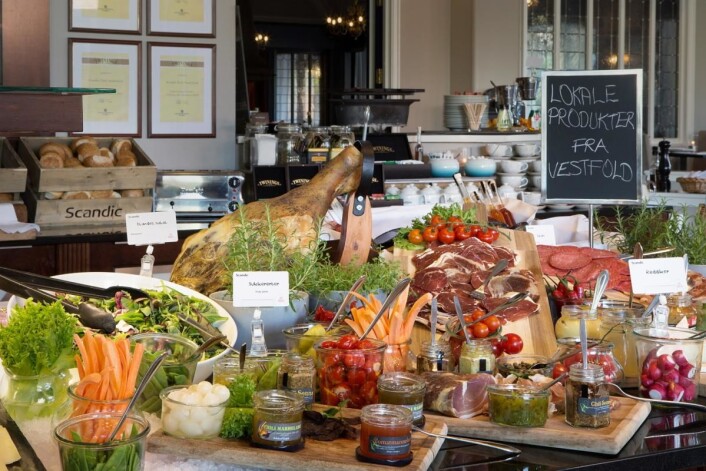 Fra frokostbuffeen på Scandic Park Sandefjord. (Foto: Scandic Hotels) Fra frokostbuffeen på Scandic Park Sandefjord. (Foto: Scandic Hotels)