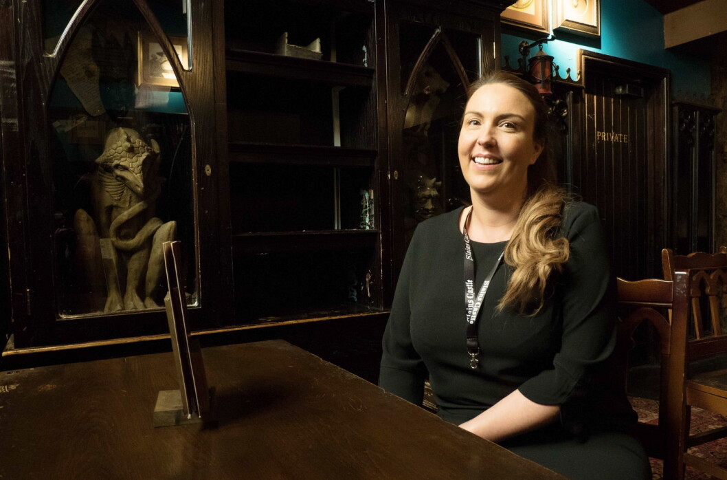 Lorna McCarroll har fått hjelp til å gjøre medarbeiderne flinkere og gjestene tryggere. Puben Slain’s Castle er middelalderpreget, og dermed er det mulig å finne et mørkt hjørne for den som har ondt i sinne. (Foto: Georg Mathisen) Lorna McCarroll har fått hjelp til å gjøre medarbeiderne flinkere og gjestene tryggere. Puben Slain’s Castle er middelalderpreget, og dermed er det mulig å finne et mørkt hjørne for den som har ondt i sinne. (Foto: Georg Mathisen)